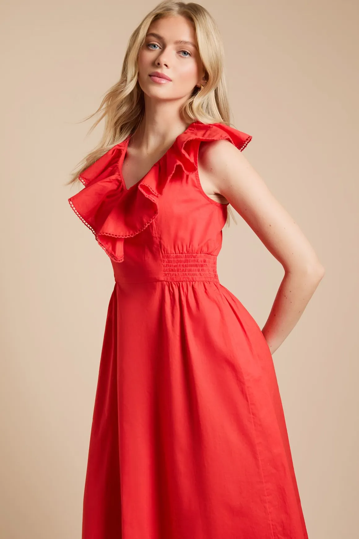 Robe Midi À Encolure À Volants Et Détails En Dentelle