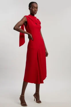 Robe Midi En Crêpe Ajustée Avec Cape Asymétrique Et Détail Col Cape