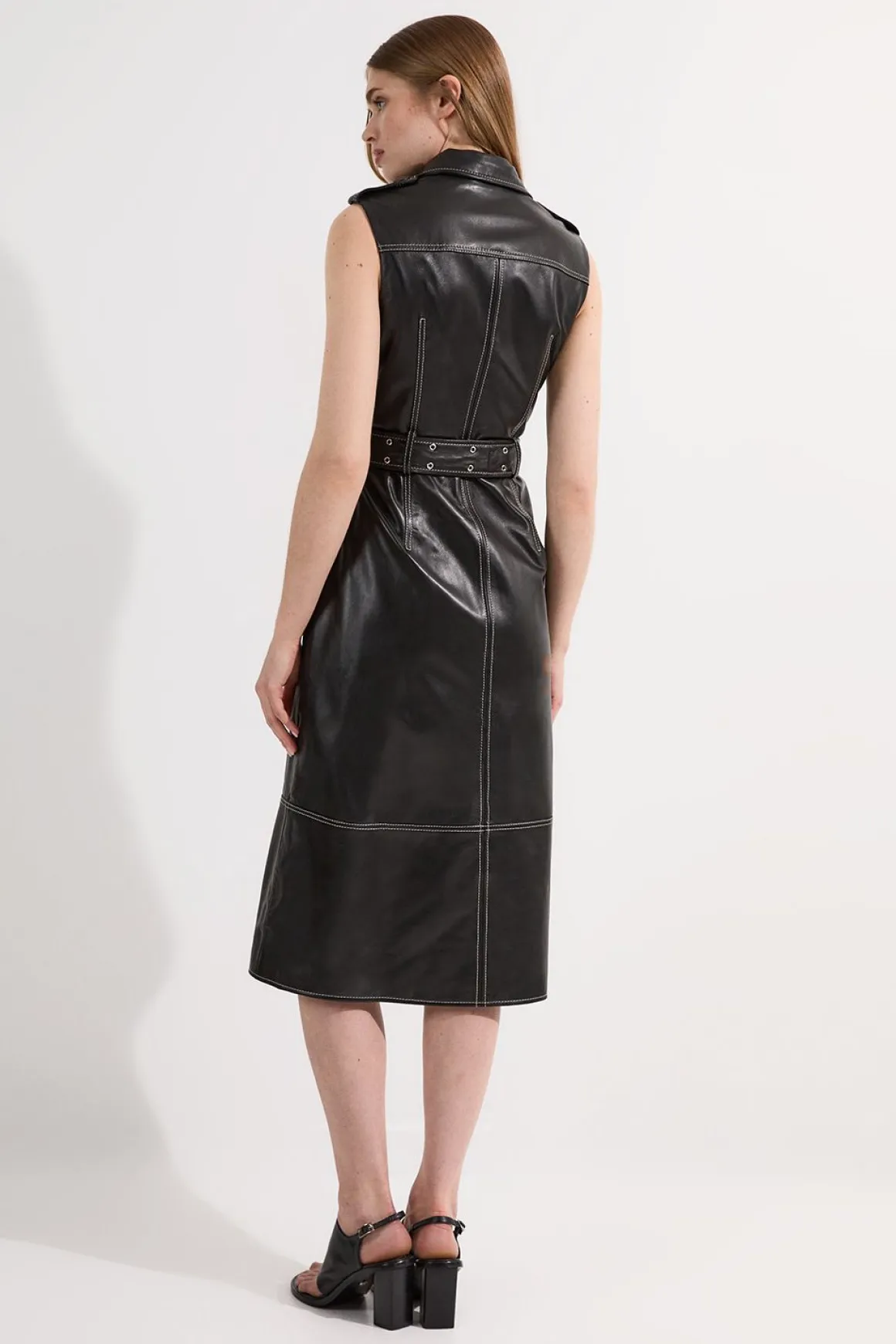 Robe midi en cuir à surpiqûres contrastées et ceinture sans manches