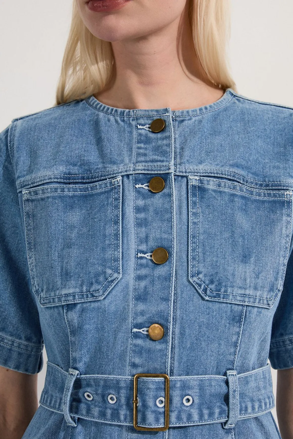 Robe midi en denim soft wash à manches courtes ceinturée