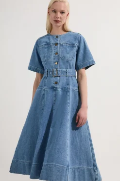 Robe midi en denim soft wash à manches courtes ceinturée
