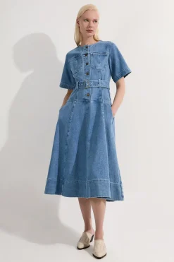 Robe midi en denim soft wash à manches courtes ceinturée