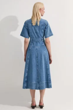 Robe midi en denim soft wash à manches courtes ceinturée