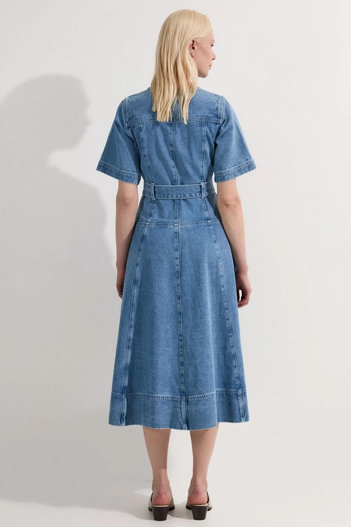 Robe midi en denim soft wash à manches courtes ceinturée