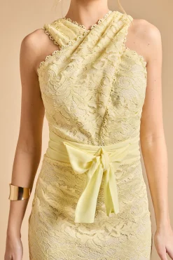 Robe Midi En Dentelle Brodée Avec Encolure Américaine