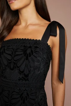 Robe Midi En Dentelle De Velours Avec Liens Aux Épaules
