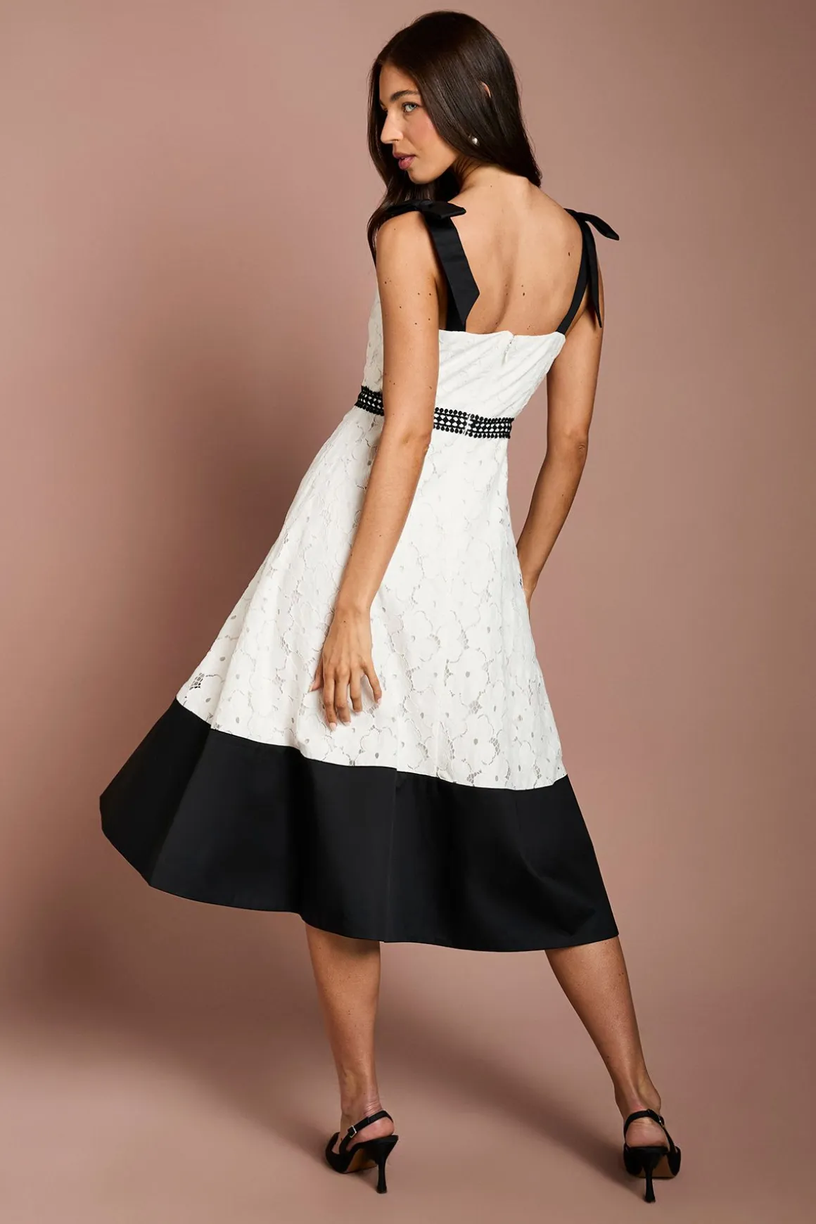 Robe Midi En Dentelle Florale Avec Nœuds Aux Épaules