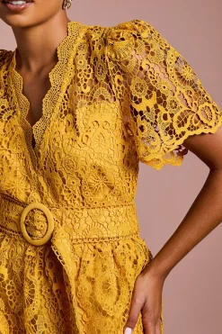 Robe Midi en Dentelle à Manches Courtes et Col V Étagée Petite