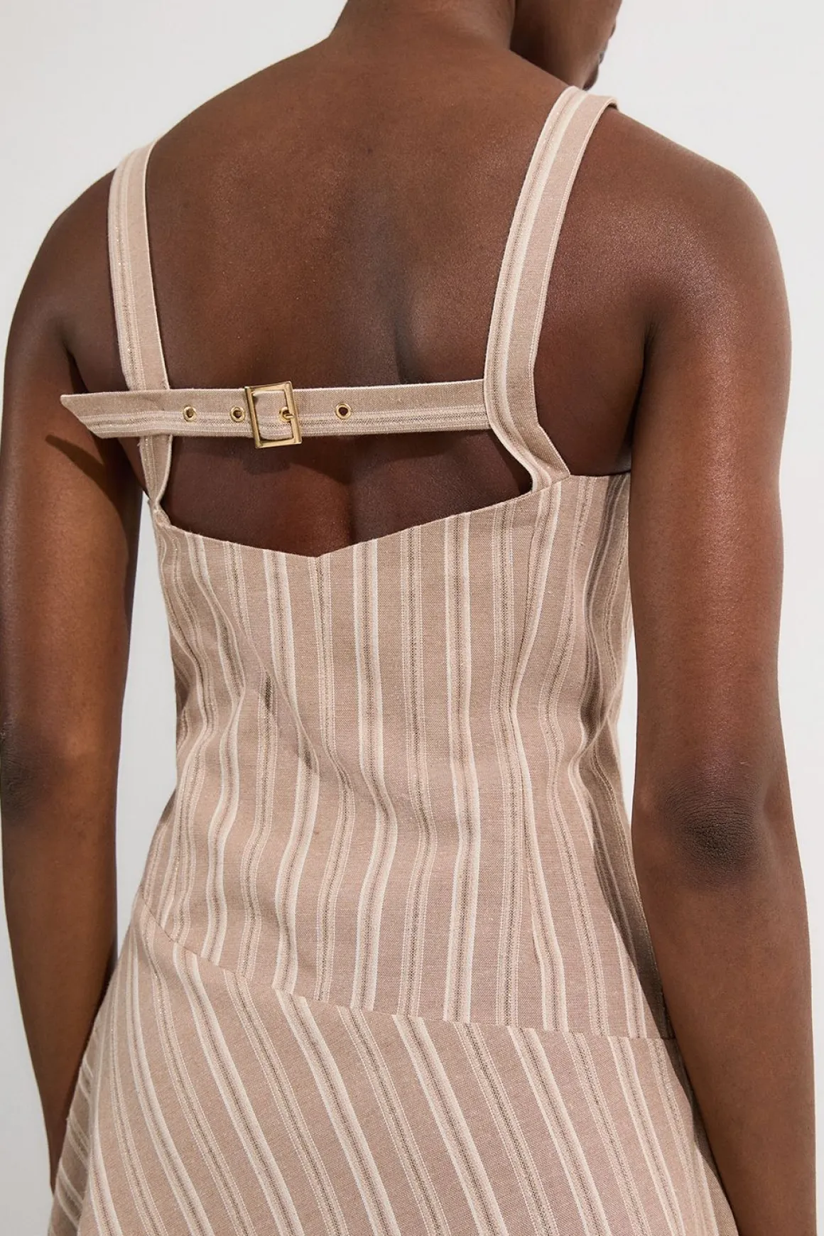 Robe midi en lin rayé ajustée à bretelles et ourlet asymétrique