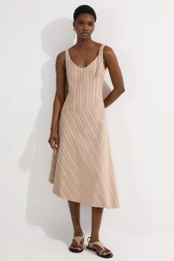 Robe midi en lin rayé ajustée à bretelles et ourlet asymétrique