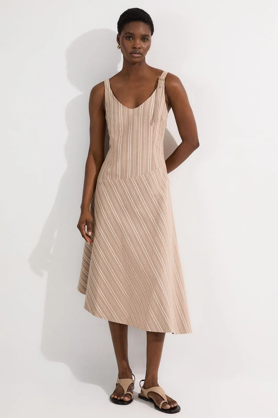 Robe midi en lin rayé ajustée à bretelles et ourlet asymétrique
