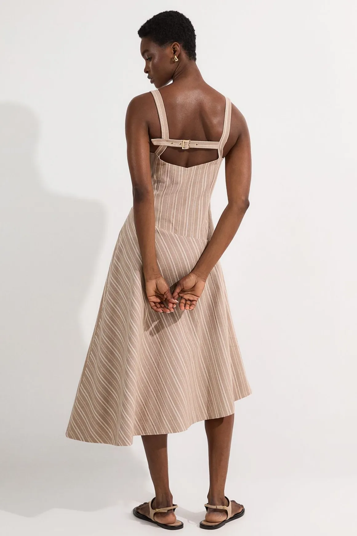 Robe midi en lin rayé ajustée à bretelles et ourlet asymétrique