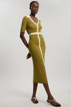 Robe Midi En Maille Côtelée À Manches Courtes Avec Col Et Détail Contrasté À La Taille