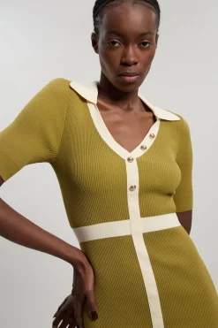 Robe Midi En Maille Côtelée À Manches Courtes Avec Col Et Détail Contrasté À La Taille