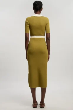 Robe Midi En Maille Côtelée À Manches Courtes Avec Col Et Détail Contrasté À La Taille