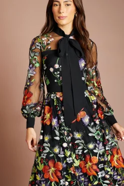 Robe Midi En Mesh Brodé À Manches Longues Et Col À Nouer