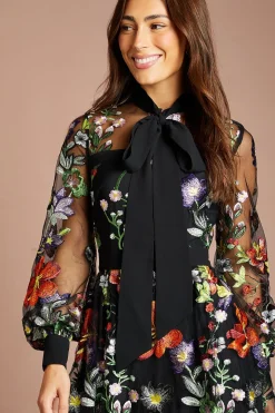 Robe Midi En Mesh Brodé À Manches Longues Et Col À Nouer