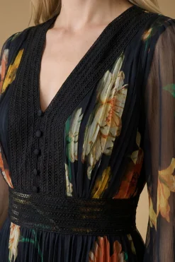 Robe Midi En Mesh Floral À Col V Avec Détail Boutonné