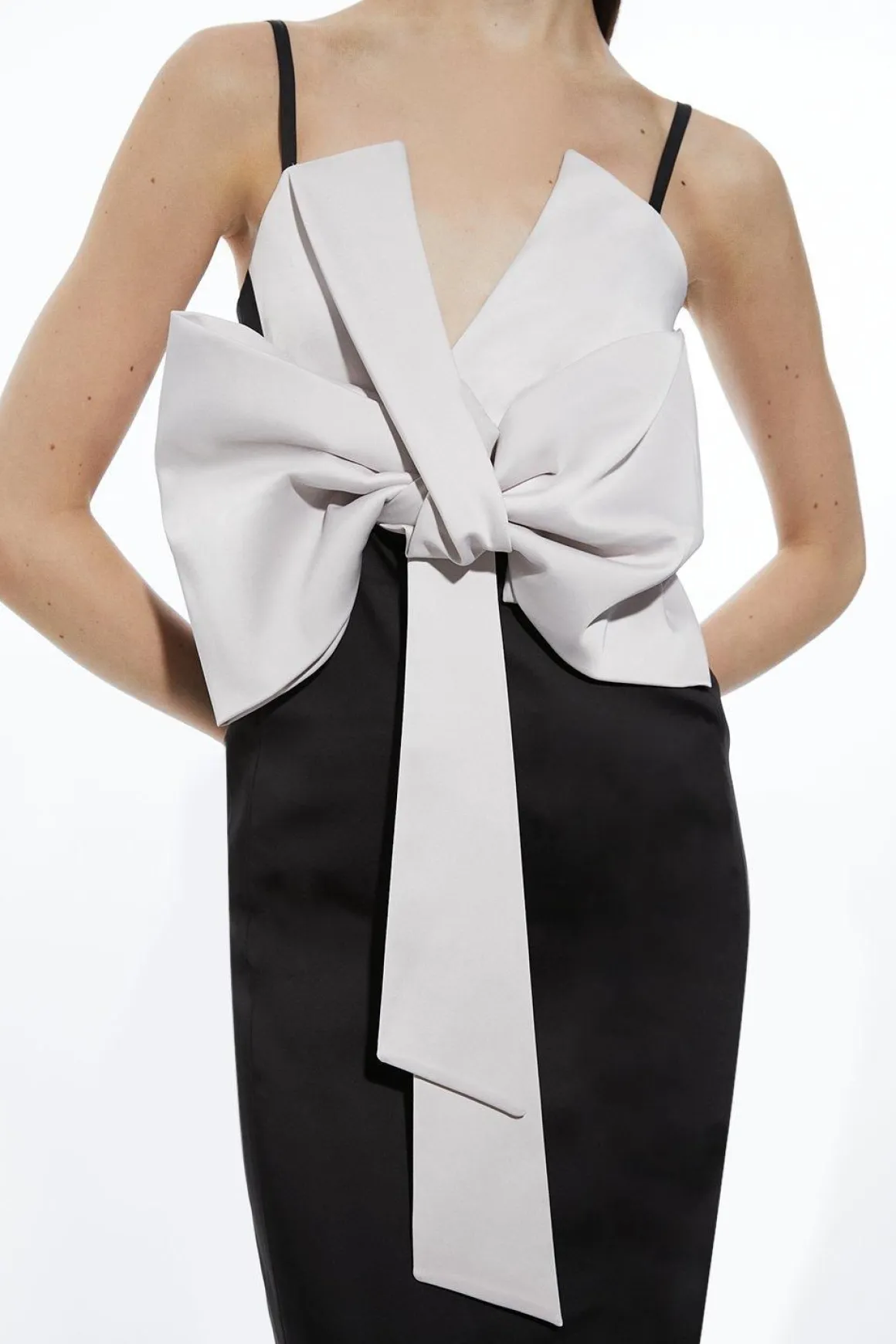Robe midi en satin avec détail de nœud sur mesure