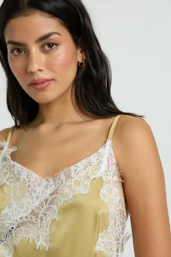 Robe Midi En Satin À Ourlet Asymétrique Avec Dentelle Contrastante