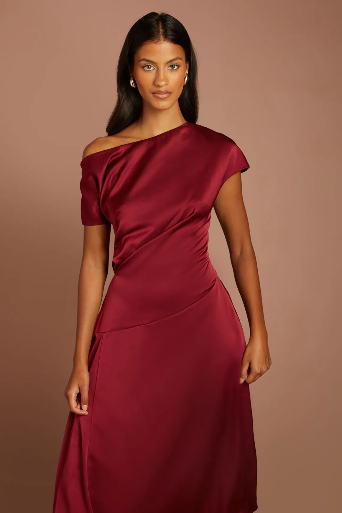 Robe Midi En Satin À Épaules Dénudées Et Ourlet Asymétrique Petite