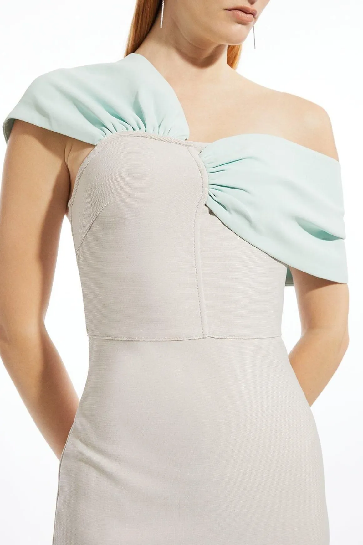 Robe midi en tricot à bandage et bretelles asymétriques Figure Form