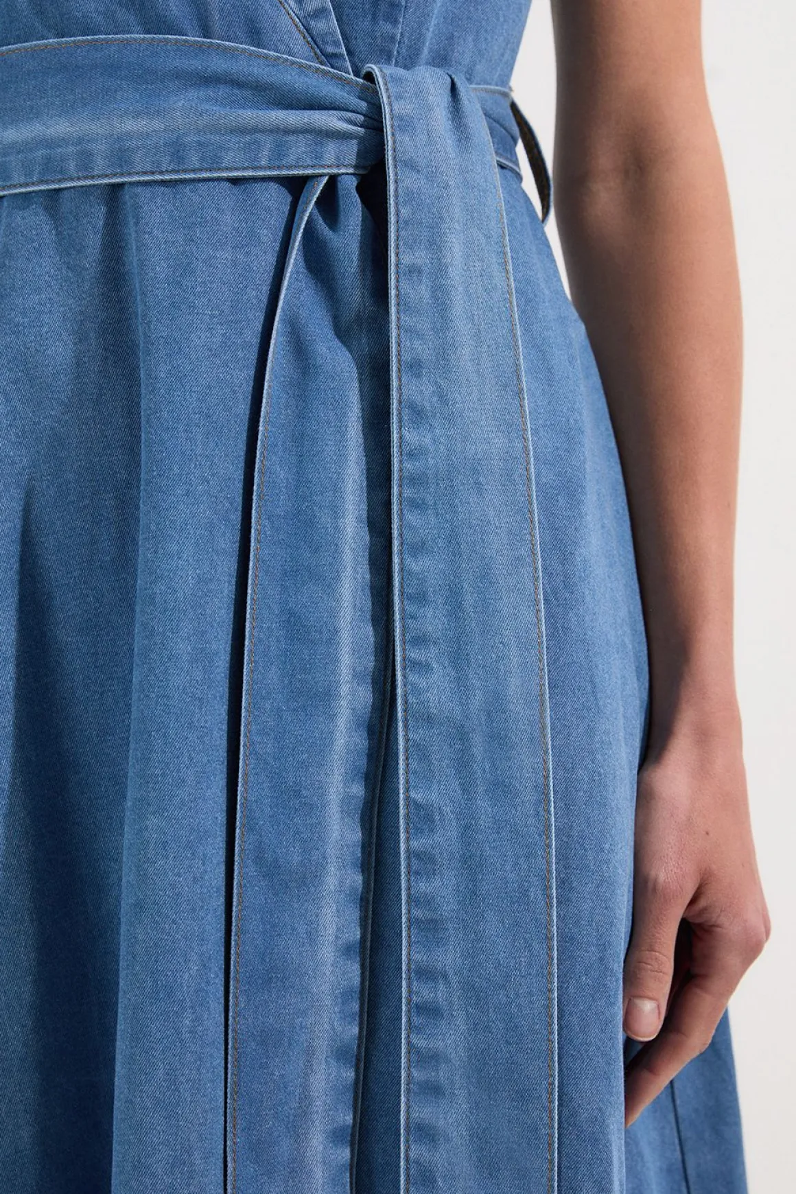 Robe Midi Fluide en Denim à Col Cranté et Ceinture Ajustée