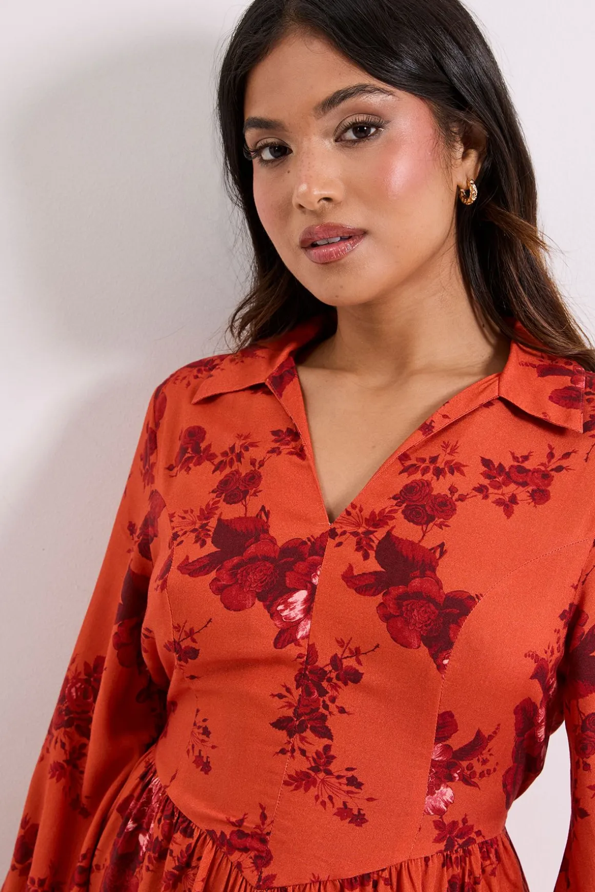 Robe Midi Imprimée à Col et Manches Bouffantes avec Détails de Couture Petite Taille
