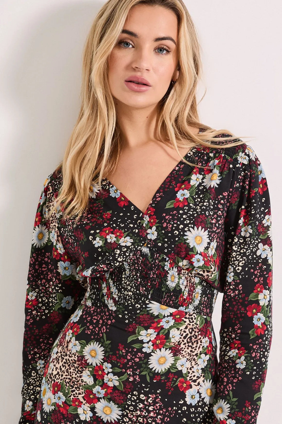 Robe Midi Imprimée Patchwork Floral à Taille Froncée avec Détails Boutons