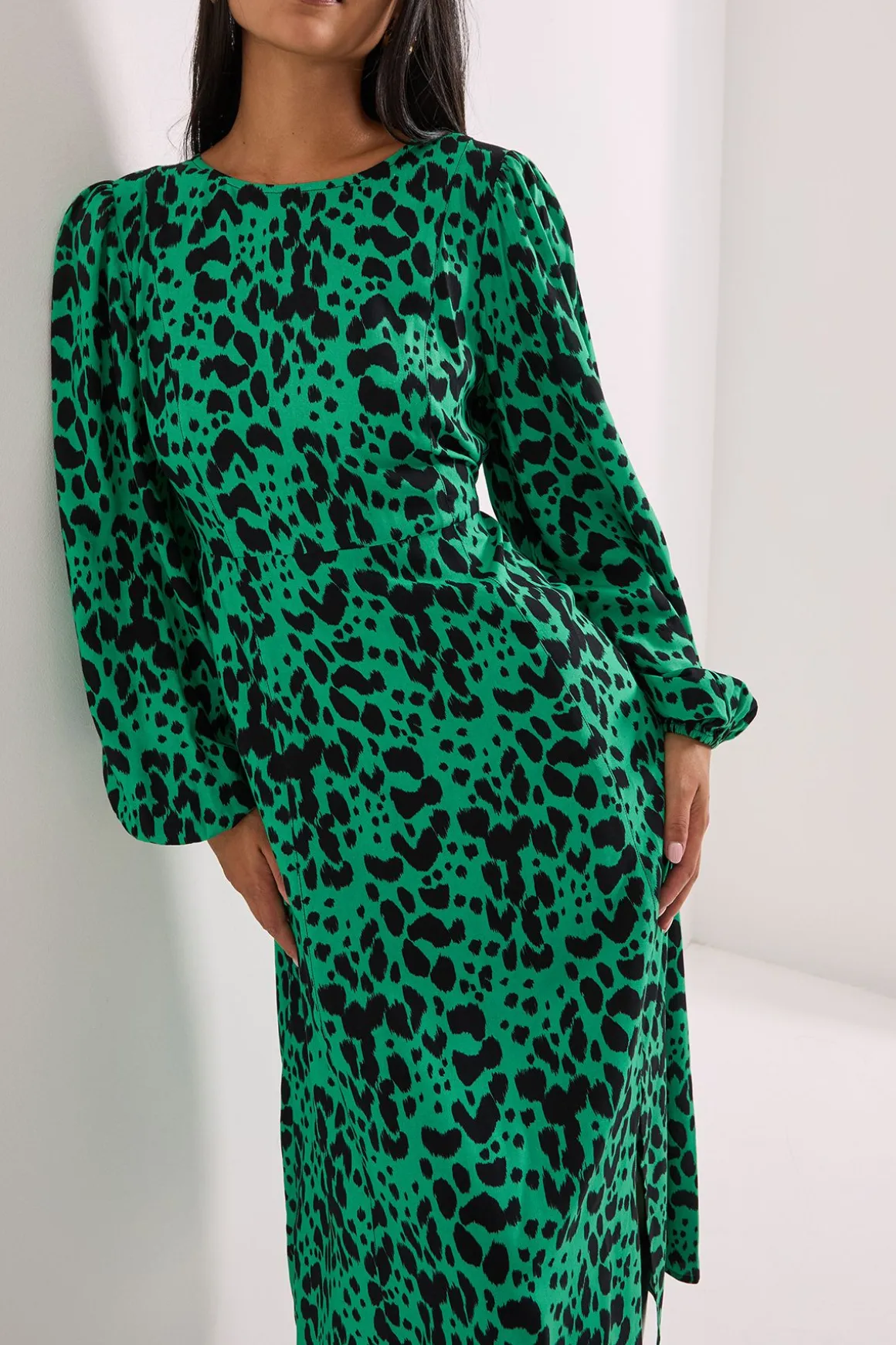 Robe Midi Imprimée Petite Taille Verte à Motif Animalier avec Détail de Fente Empire