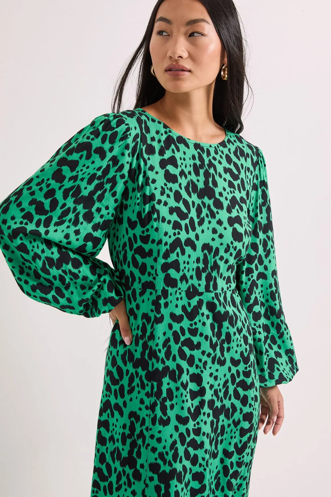Robe Midi Imprimée Petite Taille Verte à Motif Animalier avec Détail de Fente Empire