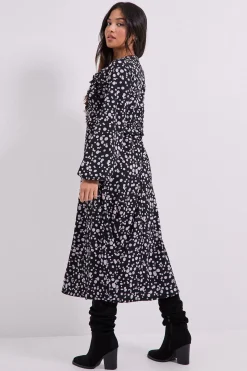 Robe Midi Jersey Petite à Pois Violets avec Couture Empire et Détails Volantés