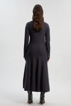 Robe midi à jupe longue en tricot de laine, look compact de Lydia Millen