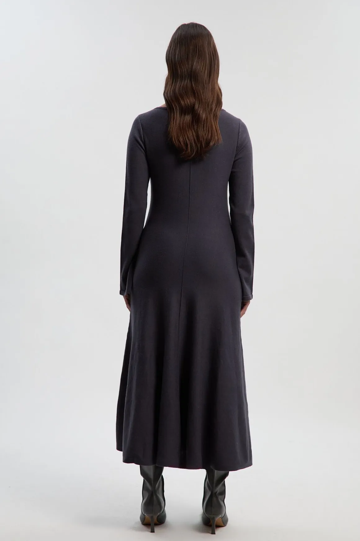 Robe midi à jupe longue en tricot de laine, look compact de Lydia Millen