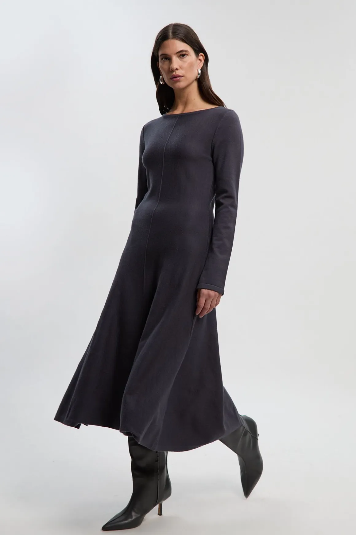 Robe midi à jupe longue en tricot de laine, look compact de Lydia Millen
