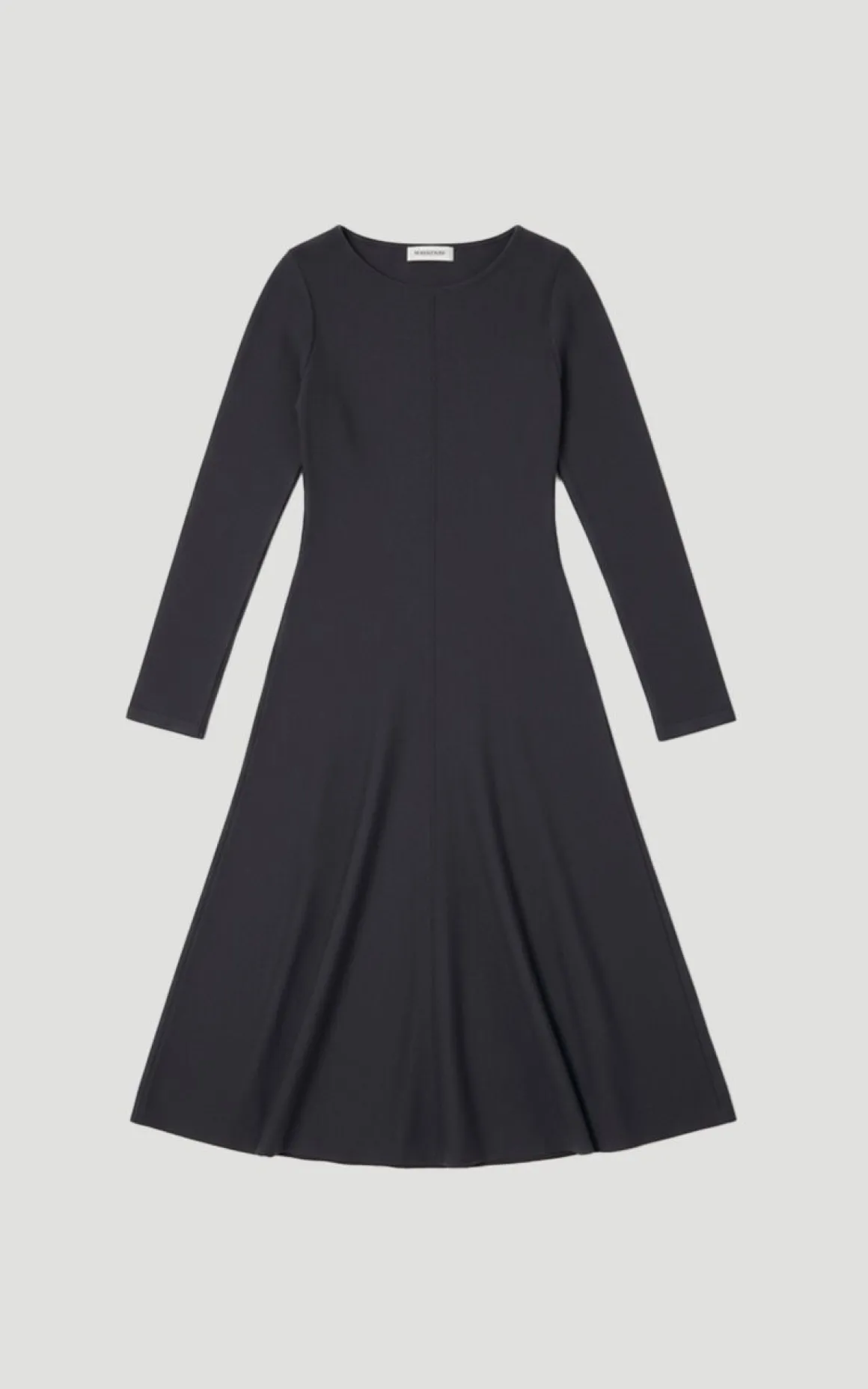 Robe midi à jupe longue en tricot de laine, look compact de Lydia Millen