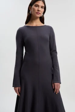 Robe midi à jupe longue en tricot de laine, look compact de Lydia Millen
