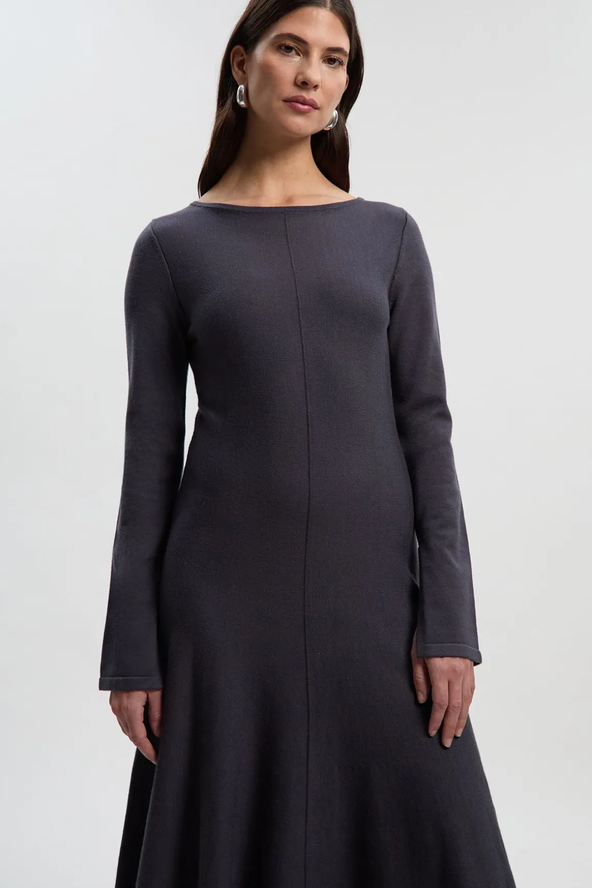 Robe midi à jupe longue en tricot de laine, look compact de Lydia Millen