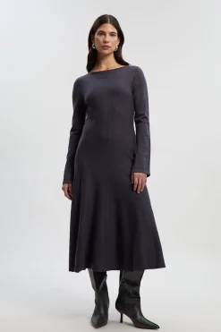 Robe midi à jupe longue en tricot de laine, look compact de Lydia Millen