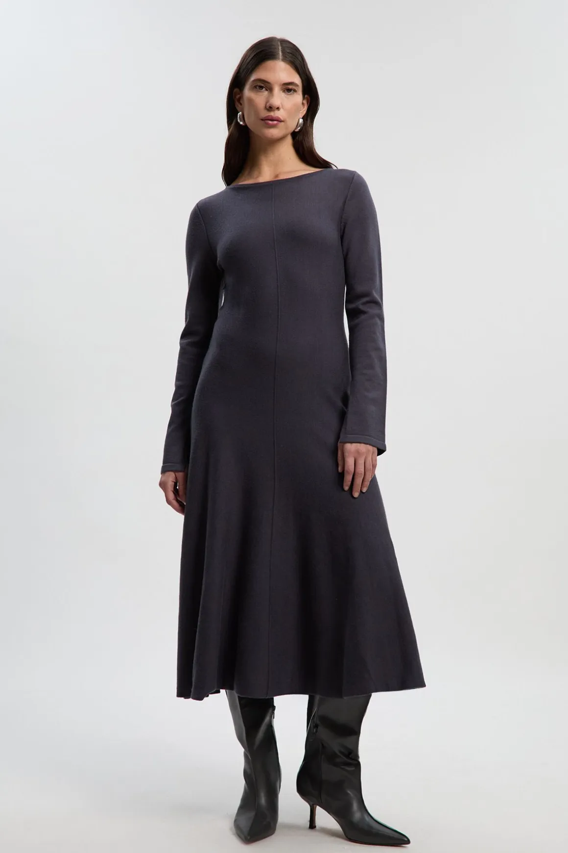 Robe midi à jupe longue en tricot de laine, look compact de Lydia Millen