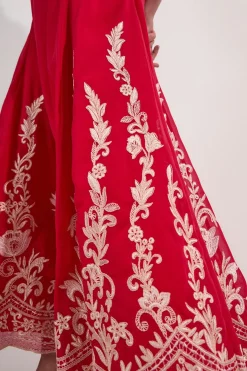 Robe midi longue à appliques brodées et fines bretelles