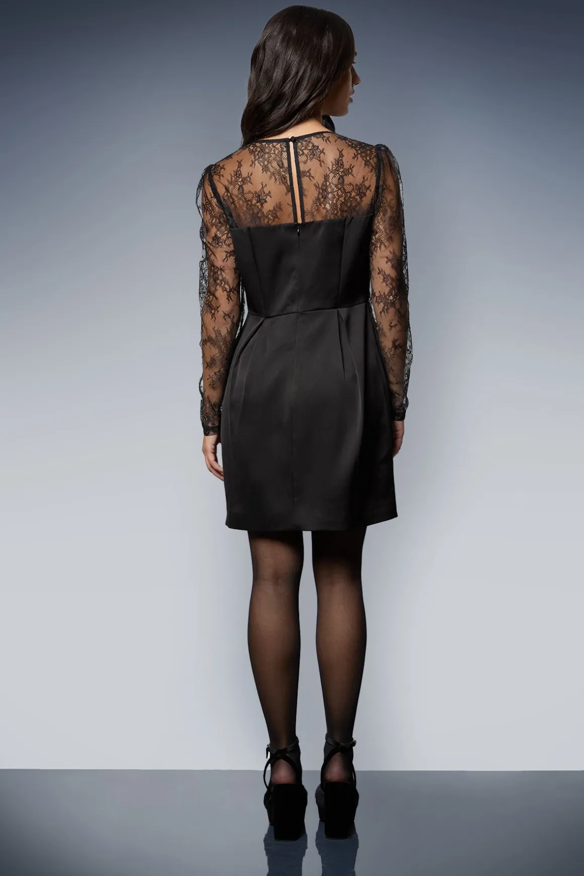 Robe Midi à Manches en Dentelle et Nœud Frontal