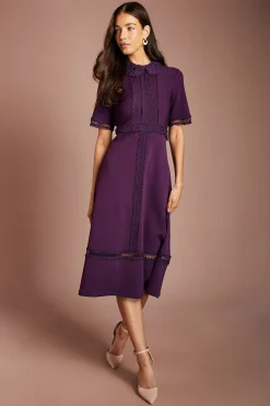 Robe Midi Moulante À Col Avec Manches Courtes Et Finitions En Dentelle