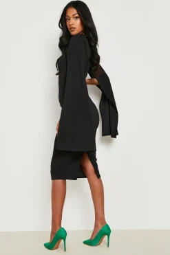 Robe midi moulante à manches cape