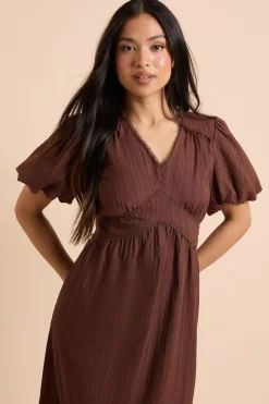 Robe Midi Petite Avec Détails De Finition Et Manches Bouffantes