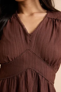 Robe Midi Petite Avec Détails De Finition Et Manches Bouffantes