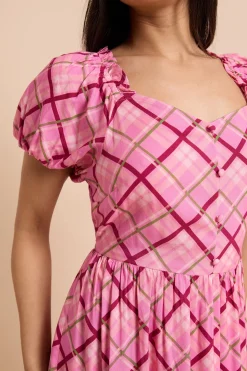 Robe Midi Petite À Carreaux Roses Avec Boutons Devant Manches Bouffantes Et Volants