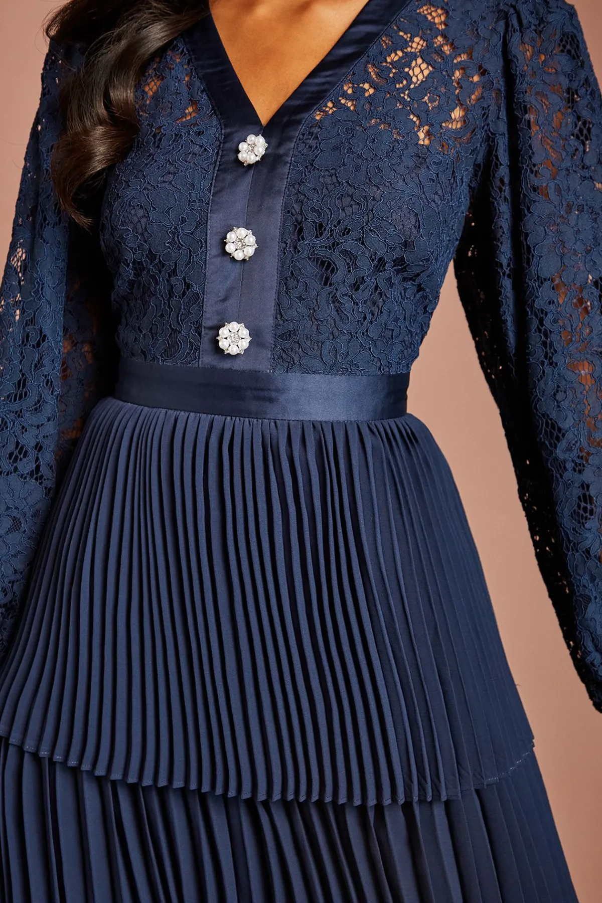 Coast Robe Midi Petite À Col V Avec Corsage En Dentelle À Manches Longues Et Jupe À Volants Étagés<Femme Robes Mi-Longues|Satin Et Dentelle
