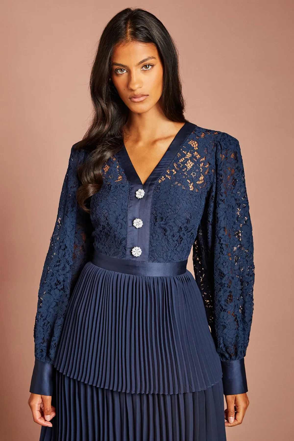 Coast Robe Midi Petite À Col V Avec Corsage En Dentelle À Manches Longues Et Jupe À Volants Étagés<Femme Robes Mi-Longues|Satin Et Dentelle