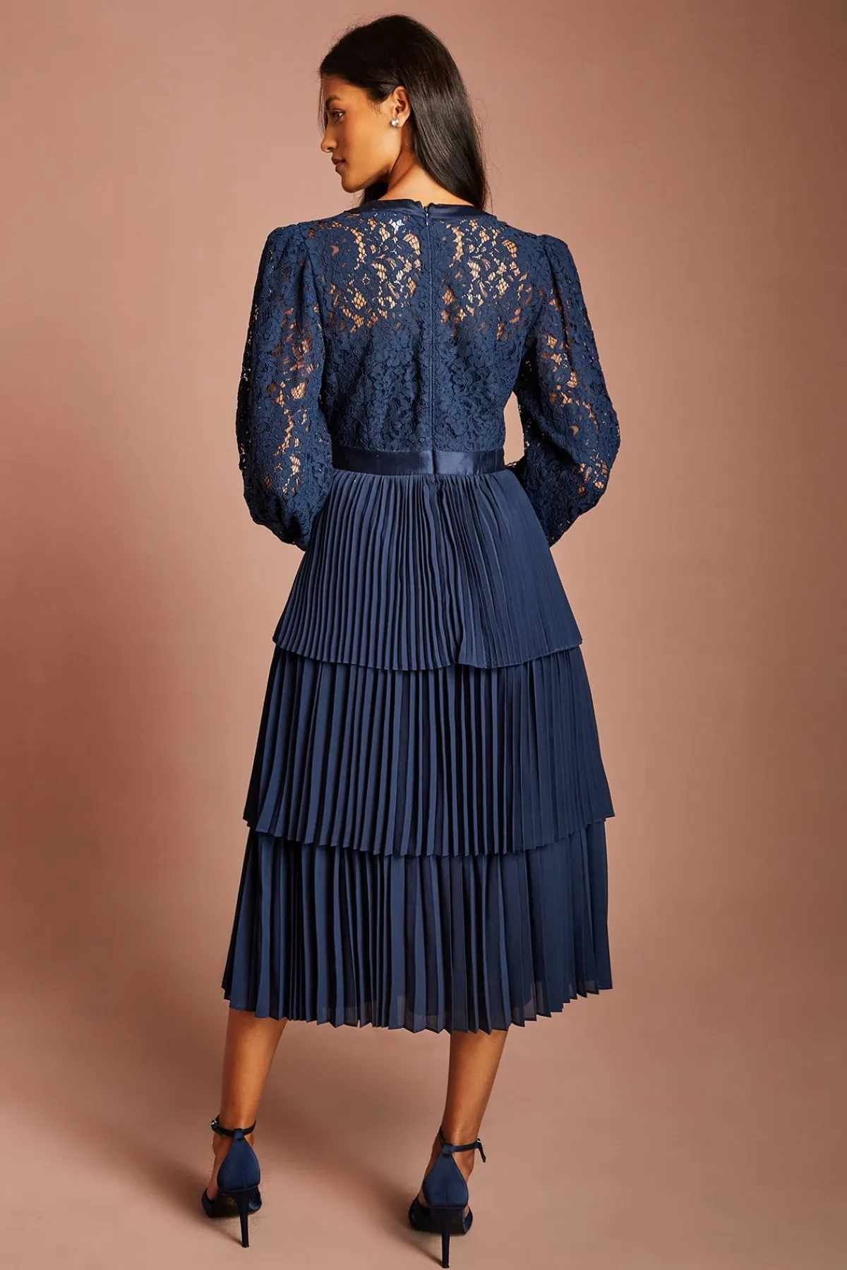 Coast Robe Midi Petite À Col V Avec Corsage En Dentelle À Manches Longues Et Jupe À Volants Étagés<Femme Robes Mi-Longues|Satin Et Dentelle